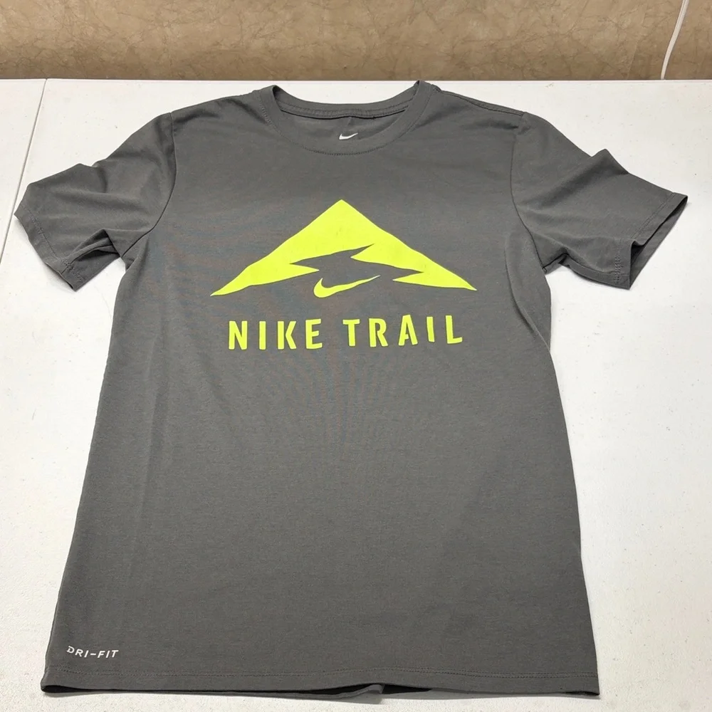 Nike Trail Men's Gray Short Sleeve T-Shirt with Volt Yellow Logo SM Athletic Fit